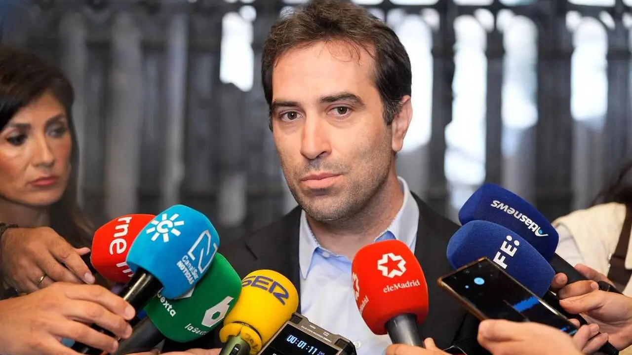 El vicepresidente primero del Gobierno y ministro de Econom&iacute;a, Carlos Cuerpo, en una atenci&oacute;n a medios en Sevilla.