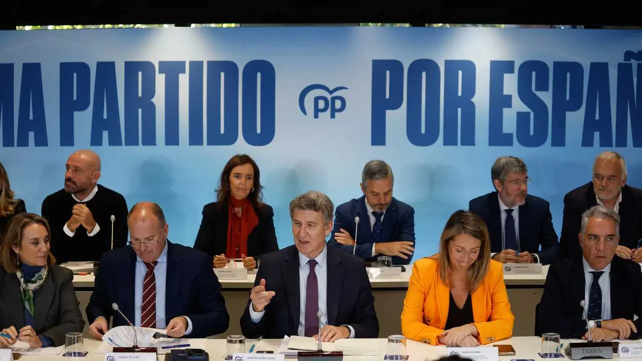 Archivo - El l&iacute;der del PP, Alberto N&uacute;&ntilde;ez Feij&oacute;o, con miembros de la direcci&oacute;n nacional del partido. 