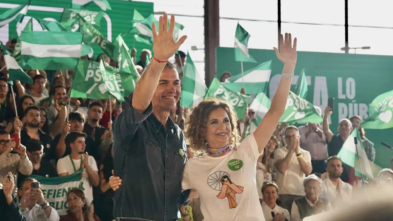 La secretaria general del PSOE-A y candidata a la Presidencia de la Junta, Mar&iacute;a Jes&uacute;s Montero, junto al secretario general del PSOE y presidente del Gobierno, Pedro S&aacute;nchez, participan en un acto de campa&ntilde;a en C&aacute;rtama (M&aacute;laga). (Foto de archivo).