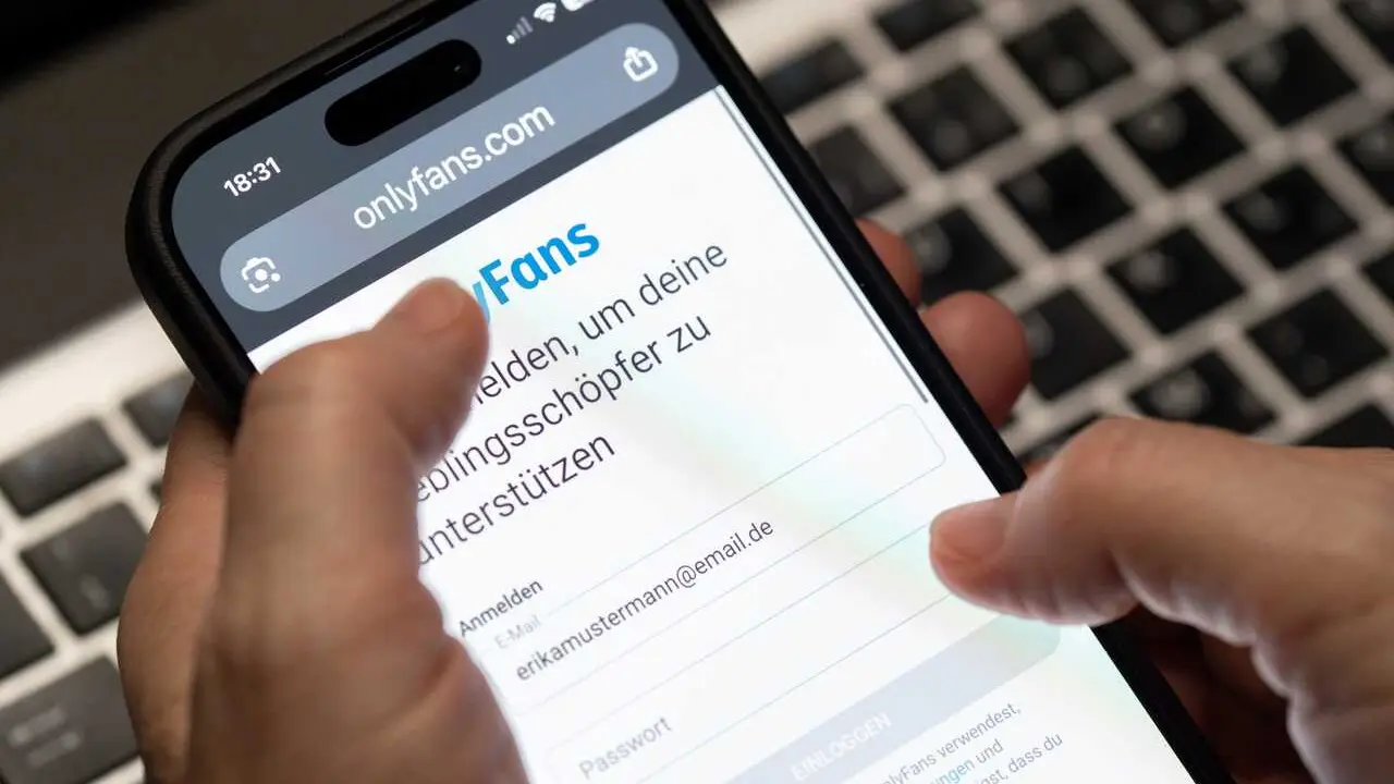 Archivo - FILED - 23 March 2026, Berlin: A person opens the login page for the online service OnlyFans. Photo: Georg Moritz/dpa