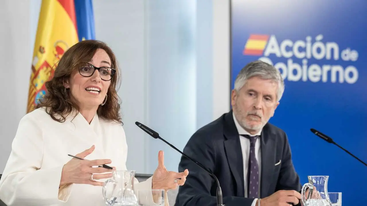 La ministra de Sanidad, M&oacute;nica Garc&iacute;a, y el ministro del Interior, Fernando Grande-Marlaska, durante una rueda de prensa, en el Complejo de la Moncloa, a 6 de mayo de 2026, en Madrid (Espa&ntilde;a).