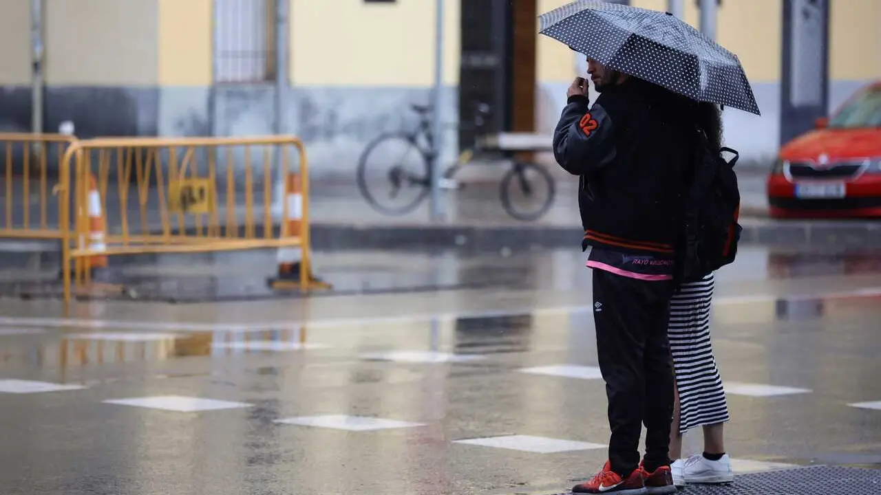 Archivo - Varias personas caminan con paraguas el d&iacute;a en que han puesto en aviso amarillo a la Comunidad de Madrid por tormentas y lluvias, a 2 de mayo de 2022, en Madrid (Espa&ntilde;a). 
