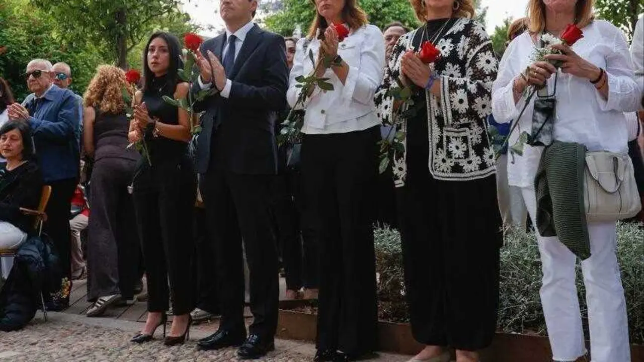 El alcalde de C&oacute;rdoba, Jos&eacute; Mar&iacute;a Bellido, en un acto de homenaje a las v&iacute;ctimas del accidente ferroviario de Adamuz en los jardines de Orive.