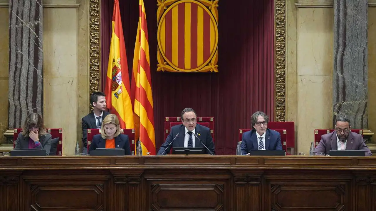 El presidente del Parlament, Josep Rull (c), durante un pleno en el Parlament de Catalunya