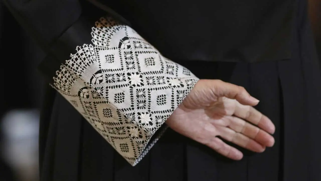 Archivo - Imagen de la mano de un juez, con la toga negra que visten en las vistas orales.