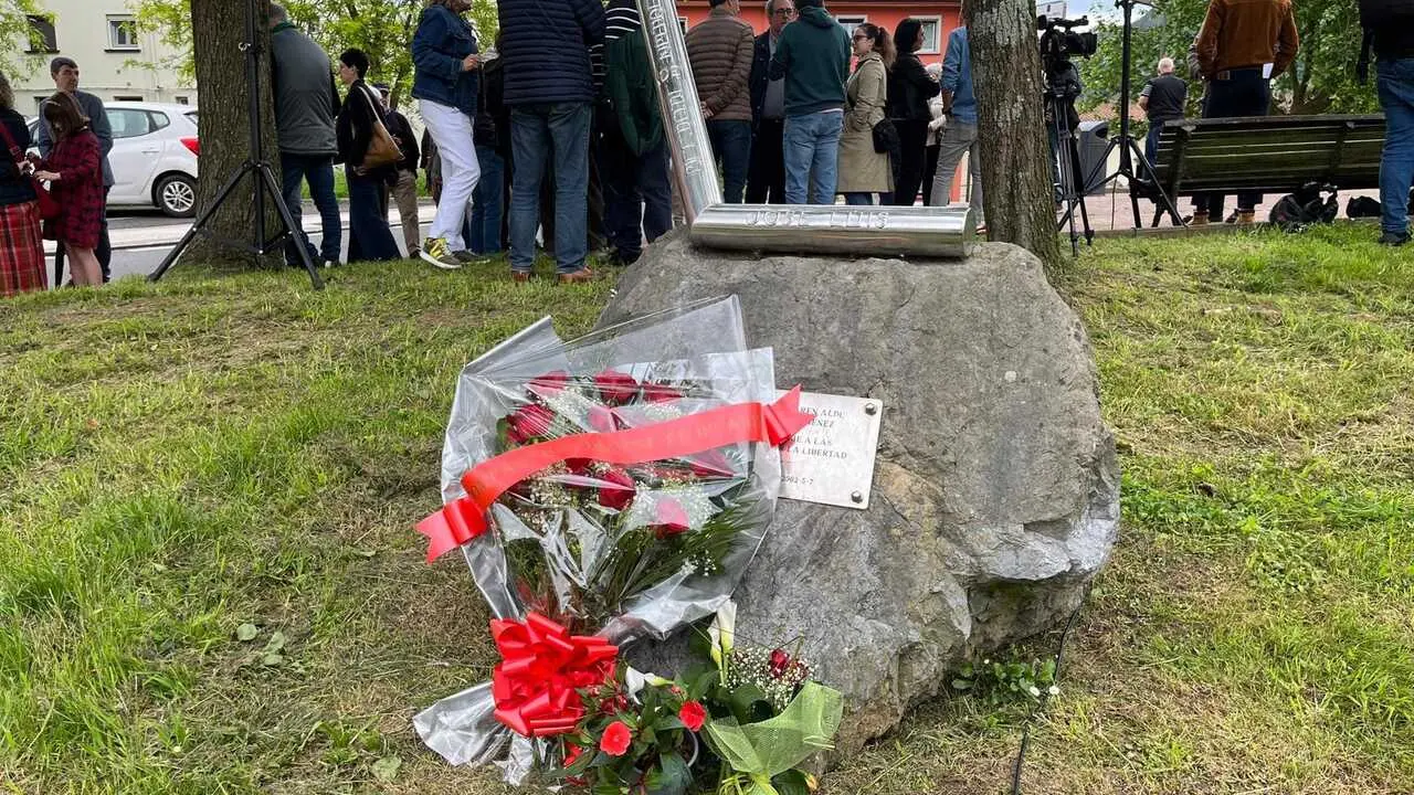 Ofrenda floral en Andoain a Jos&eacute; Luis L&oacute;pez de Lacalle, asesinato por ETA.