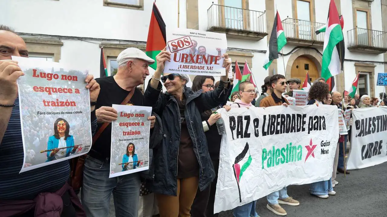 Varias personas participan en una concentraci&oacute;n a favor de Palestina, frente a O Vello C&aacute;rcere, a 9 de mayo de 2026, en Lugo, Galicia (Espa&ntilde;a).