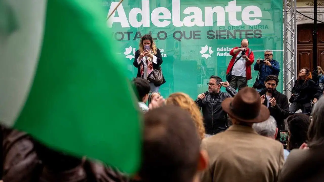 El portavoz y candidato de Adelante Andaluc&iacute;a a la Presidencia de la Junta de Andaluc&iacute;a, Jos&eacute; Ignacio Garc&iacute;a, dirigi&eacute;ndose al p&uacute;blico con un micr&oacute;fono tras cancelar el mitin en M&aacute;laga por lluvias.