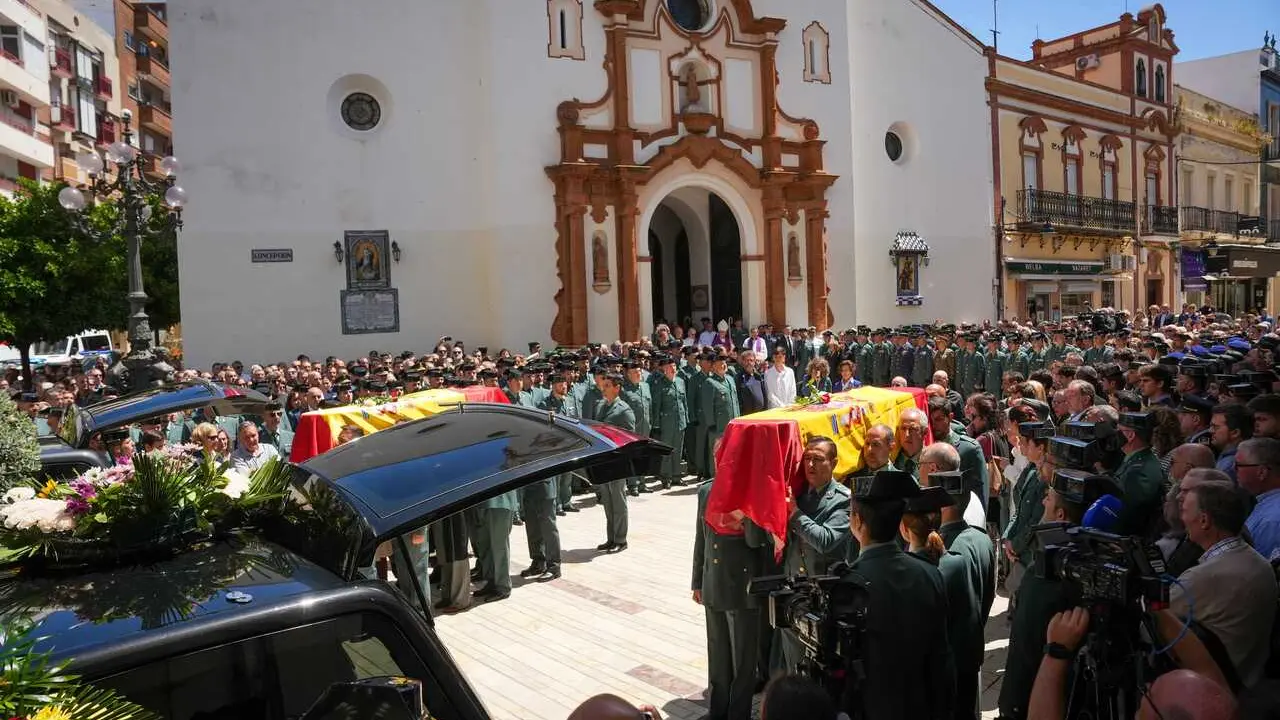 Los f&eacute;retros de los dos agentes fallecidos en el funeral celebrado en la Parroquia de la Pur&iacute;sima Concepci&oacute;n de la capital onubense. 
