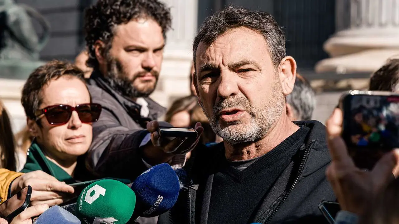 Archivo - El fundador de Open Arms, Oscar Camps, ofrece declaraciones a los medios durante la presentaci&oacute;n de la iniciativa &lsquo;Rumbo a Cuba&rsquo;, frente al Congreso de los Diputados, a 19 de marzo de 2026, en Madrid (Espa&ntilde;a). 