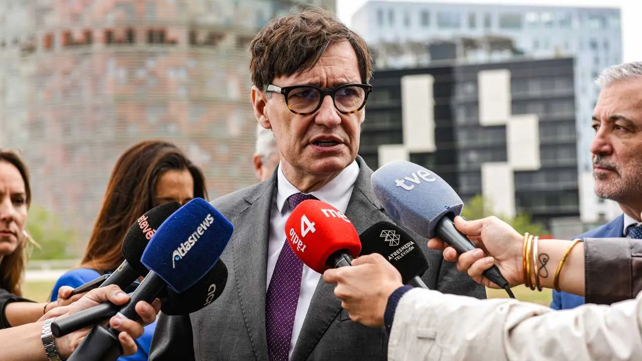 El presidente de la Generalitat de Catalunya, Salvador Illa, atiende a los medios durante el acto institucional por el D&iacute;a de Europa, en el Disseny Hub Barcelona, a 9 de mayo de 2026