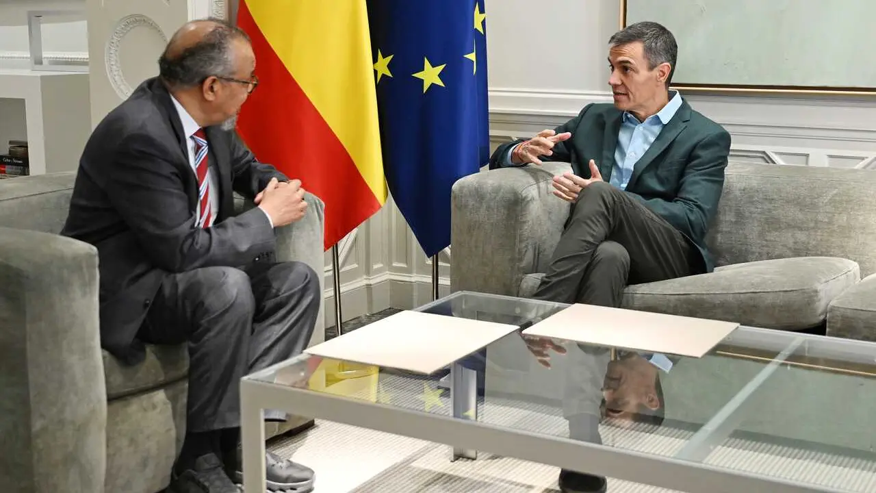 El presidente del Gobierno, Pedro S&aacute;nchez (d), mantiene un encuentro con el director general de la OMS, Tedros Adhanom Ghebreyesus (i), en la Moncloa, a 9 de mayo de 2026, en Madrid (Espa&ntilde;a). 