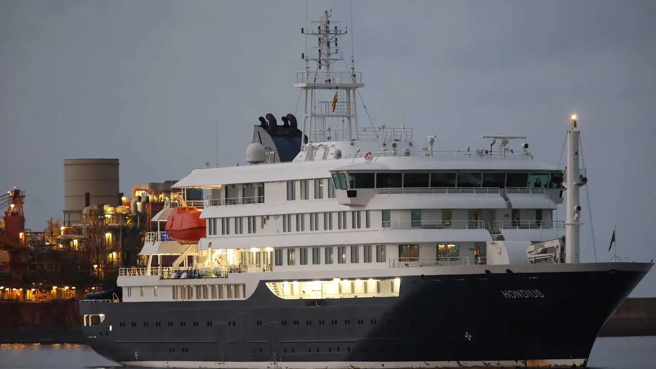El crucero MV Hondius fondea cerca del puerto de Granadilla, a 10 de mayo de 2026, en Granadilla de Abona, Tenerife, Islas Canarias (Espa&ntilde;a). El operativo de evacuaci&oacute;n del crucero MV Hondius con hantavirus est&aacute; dispuesto para comenzar las operaciones de 