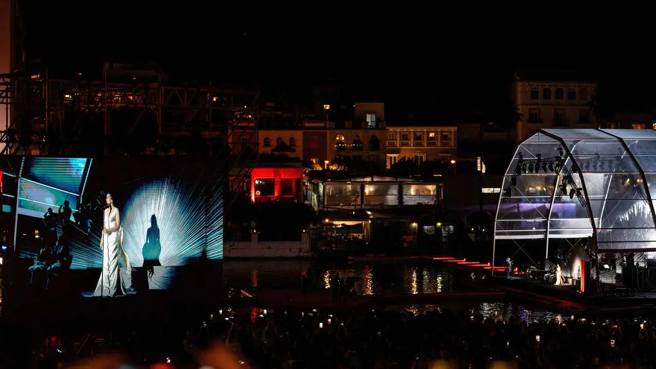 Actuaci&oacute;n de Rosal&iacute;a durante la gala &lsquo;Jarana en el Guadalquivir' por la premiere global de 'Berl&iacute;n y la dama del armi&ntilde;o'. 