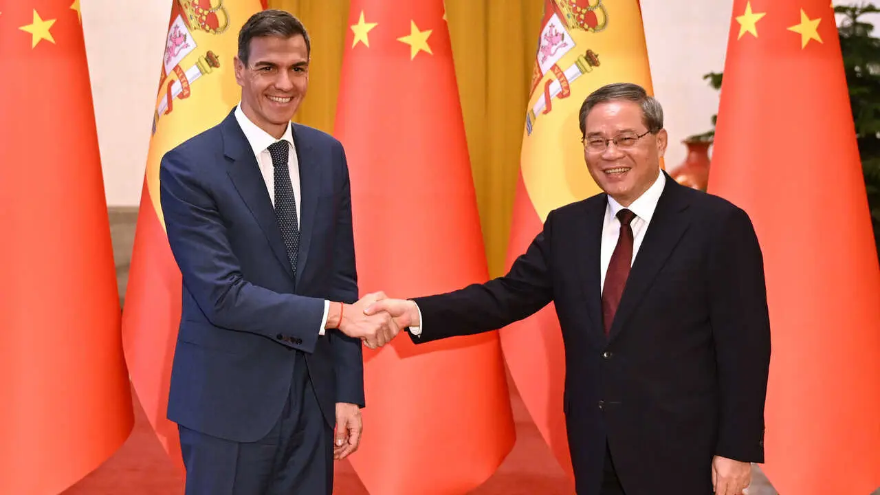 El presidente del Gobierno, Pedro S&aacute;nchez, junto al el primer ministro, Li Qiang.