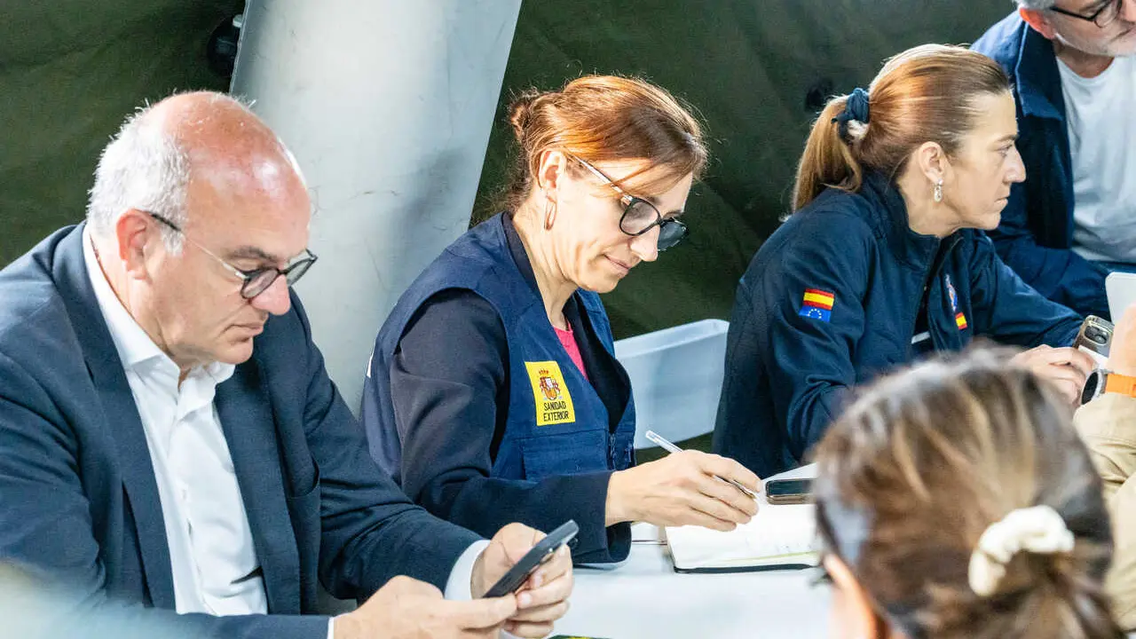 La ministra de Sanidad, M&oacute;nica Garc&iacute;a (c) en el puesto de mando mientras el crucero MV Hondius fondea cerca del puerto de Granadilla, a 10 de mayo de 2026, en Granadilla de Abona, Tenerife, Islas Canarias (Espa&ntilde;a). El operativo de evacuaci&oacute;n del crucero M