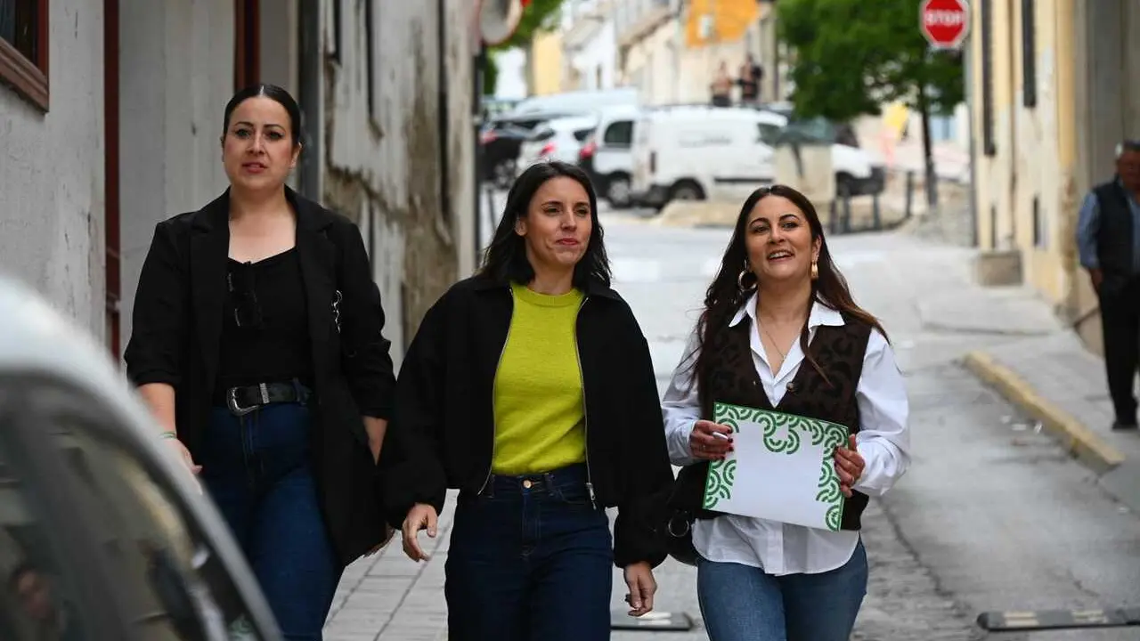 La eurodiputada y secretaria pol&iacute;tica de Podemos, Irene Montero, llegando al acto electoral celebrado en el municipio de J&oacute;dar.