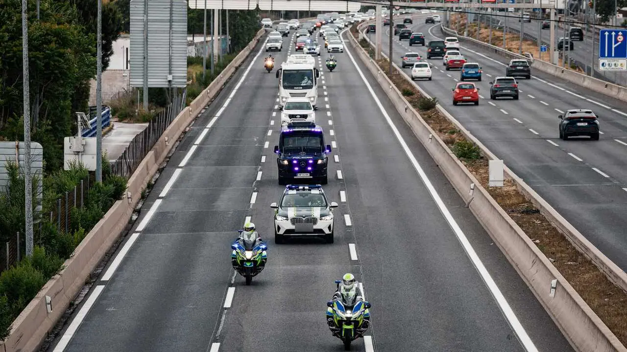 El convoy con los pasajeros espa&ntilde;oles se dirige por la A2 al Hospital Central de la Defensa G&oacute;mez Ulla, a 10 de mayo de 2026, en Madrid (Espa&ntilde;a)