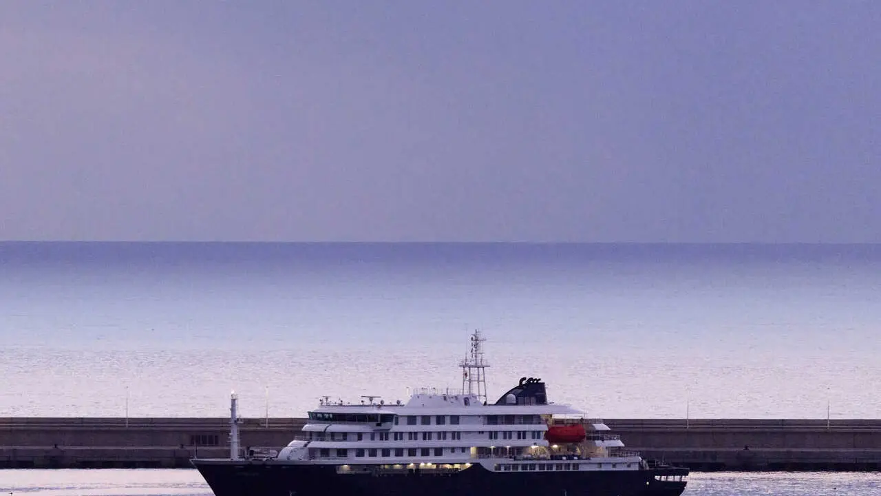 El crucero MV Hondius fondea en Tenerife