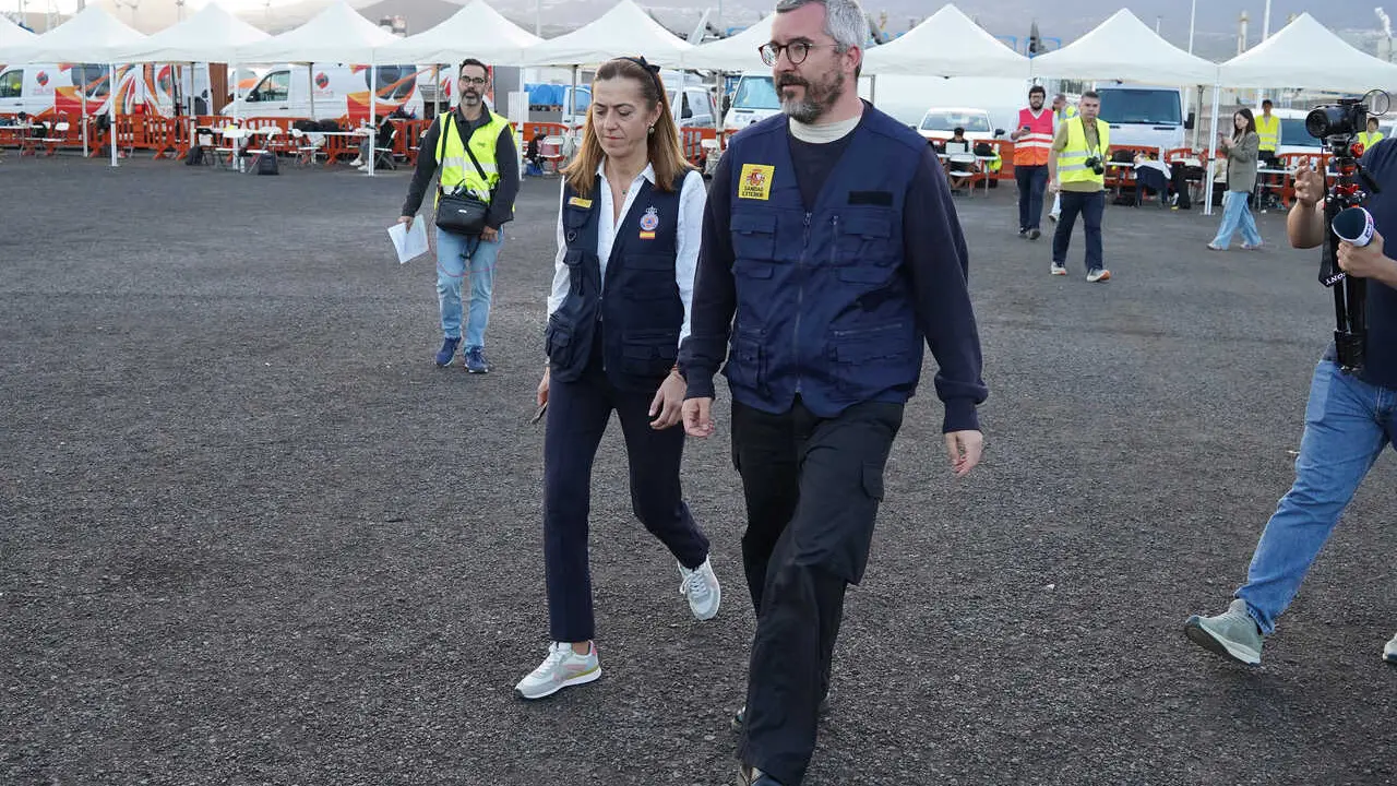El secretario de Estado de Sanidad, Javier Padilla, y la secretaria general de Protecci&oacute;n Civil y Emergencias, Virginia Barcones, a su llegada para atender a los medios de comunicaci&oacute;n, en el puerto de Granadilla, Tenerife.