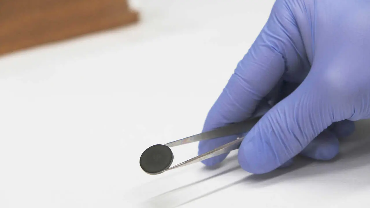Muestra de las electrocer&aacute;micas sostenibles con nanocelulosa.