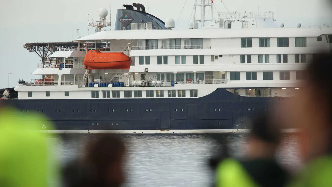 El crucero MV Hondius fondea cerca del puerto de Granadilla, a 10 de mayo de 2026, en Granadilla de Abona, Tenerife, Islas Canarias (Espa&ntilde;a). El operativo de evacuaci&oacute;n del crucero MV Hondius con hantavirus est&aacute; dispuesto para comenzar las operaciones de 