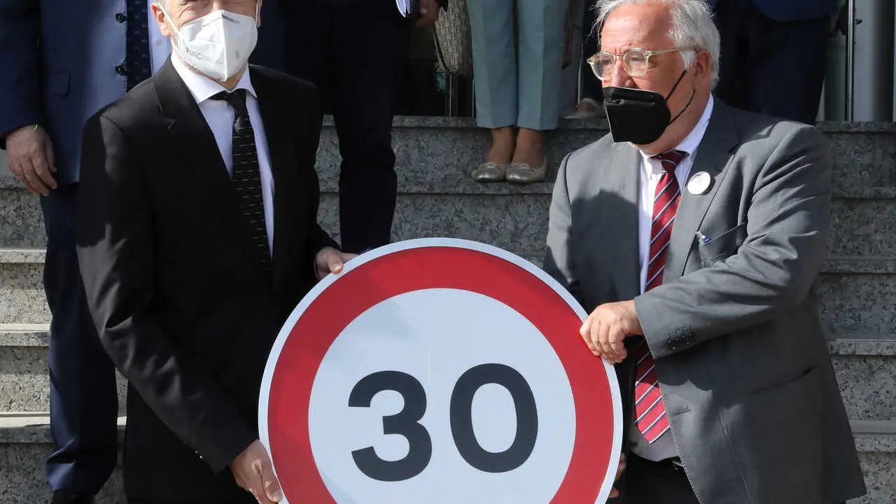 Archivo - El ministro del Interior, Fernando Grande-Marlaska (i) y el director general de Tr&aacute;fico, Pere Navarro (d) posan con una se&ntilde;al durante la inauguraci&oacute;n de la Jornada de la Direcci&oacute;n General de Tr&aacute;fico (DGT) sobre la implantaci&oacute;n de los 30 km/h en 
