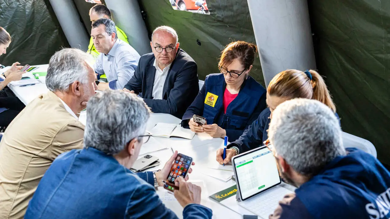 La ministra de Sanidad, M&oacute;nica Garc&iacute;a (c) en el puesto de mando mientras el crucero MV Hondius fondea cerca del puerto de Granadilla, a 10 de mayo de 2026, en Granadilla de Abona, Tenerife, Islas Canarias (Espa&ntilde;a). El operativo de evacuaci&oacute;n del crucero M