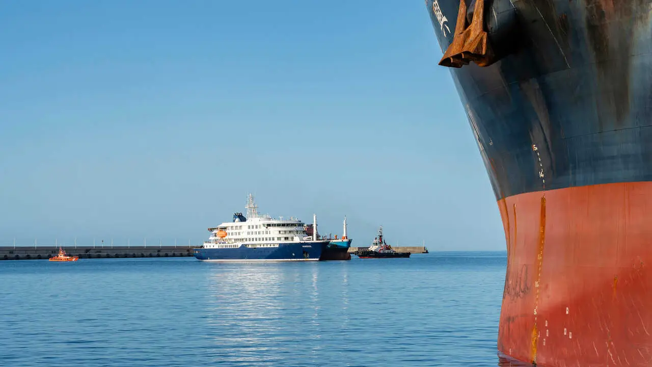 El crucero 'MV Hondius' fondea en el puerto de Granadilla a la espera de repostar y recibir el avituallamiento necesario para viajar a Pa&iacute;ses Bajos, a 11 de mayo de 2026, en Granadilla de Abona, Tenerife, Islas Canarias (Espa&ntilde;a). 