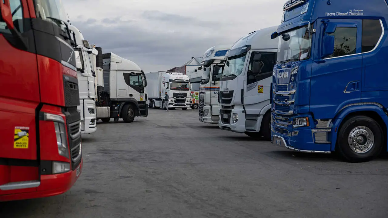 Archivo - Varios camiones estacionados en las inmediaciones de Mercabarna tras una convocatoria de huelga, a 14 de noviembre de 2022, en Barcelona, Catalunya (Espa&ntilde;a).