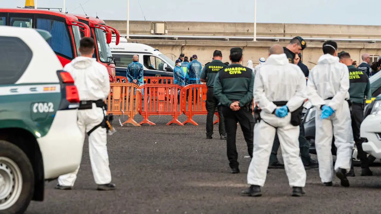 Pasajeros evacuados del crucero MV Hondius fondeado cerca del puerto de Granadilla suben a los autocares de la UME, a 10 de mayo de 2026, en Granadilla de Abona, Tenerife, Islas Canarias (Espa&ntilde;a). 