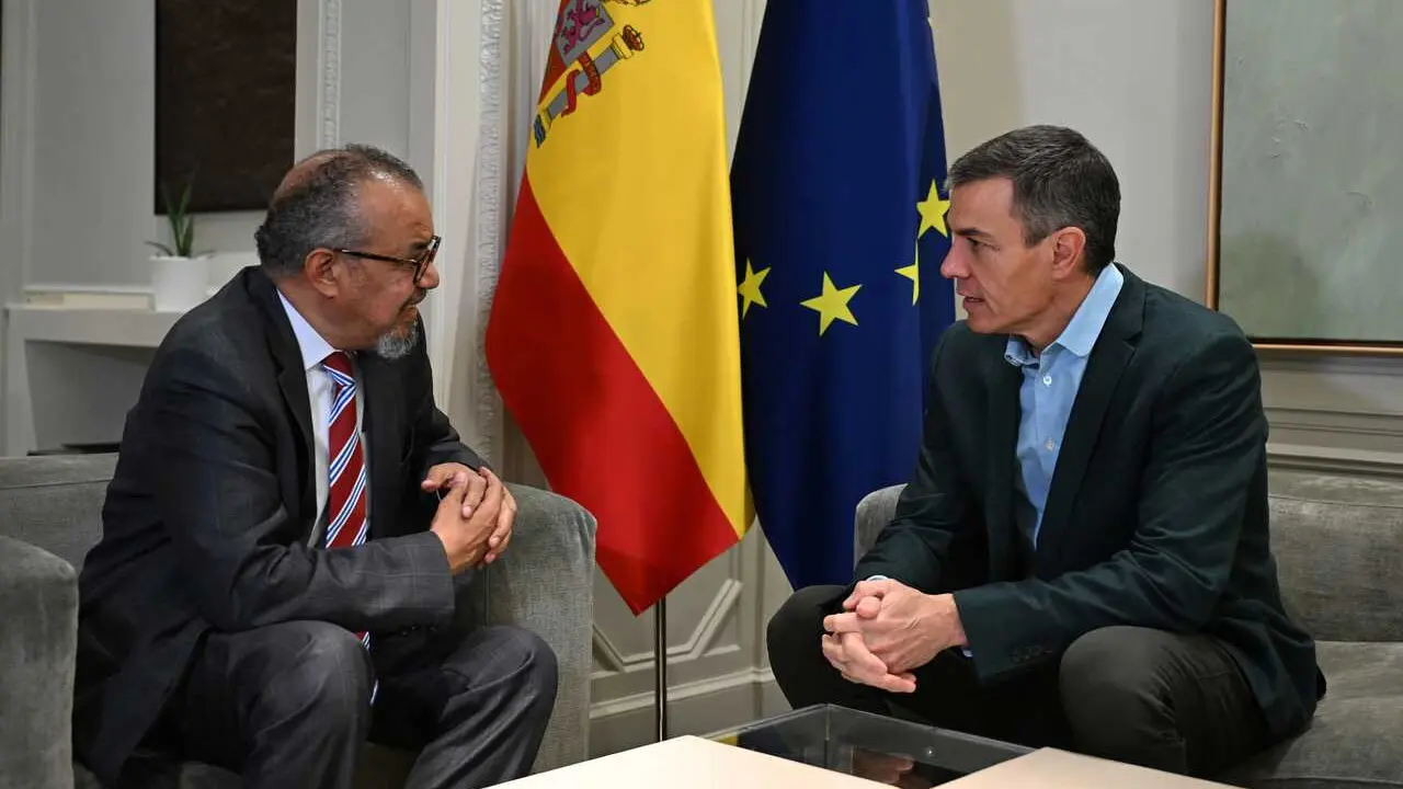 El presidente del Gobierno, Pedro S&aacute;nchez (d), mantiene un encuentro con el director general de la OMS retrasa al 10 de mayo el inicio de la cuarentena por hantavirus, que finalizar&aacute; el 21 de junio