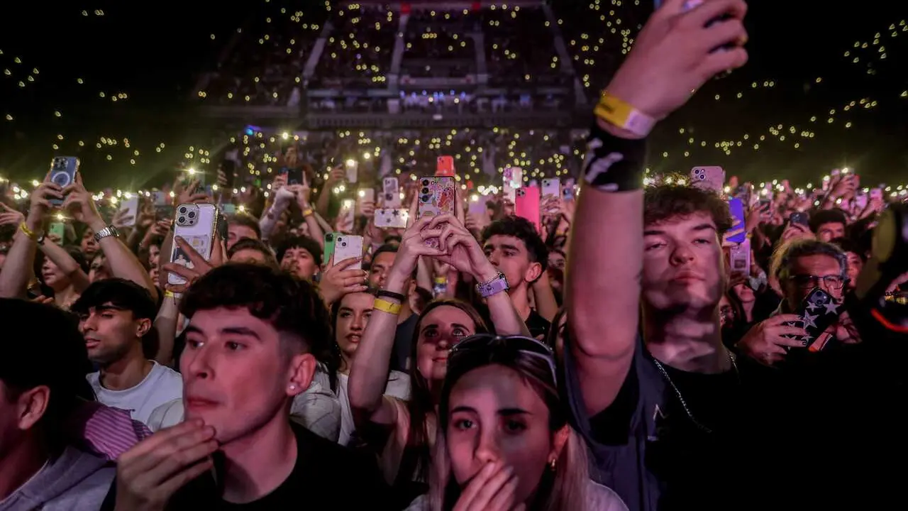 Archivo - J&oacute;venes disfrutan de un concierto. 