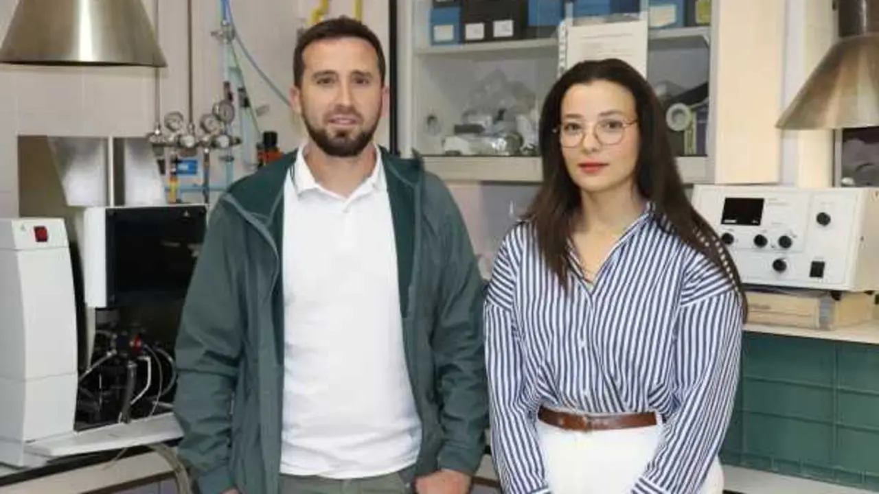 Los investigadores Antonio S&aacute;nchez Rodr&iacute;guez y Sana Boubehziz.