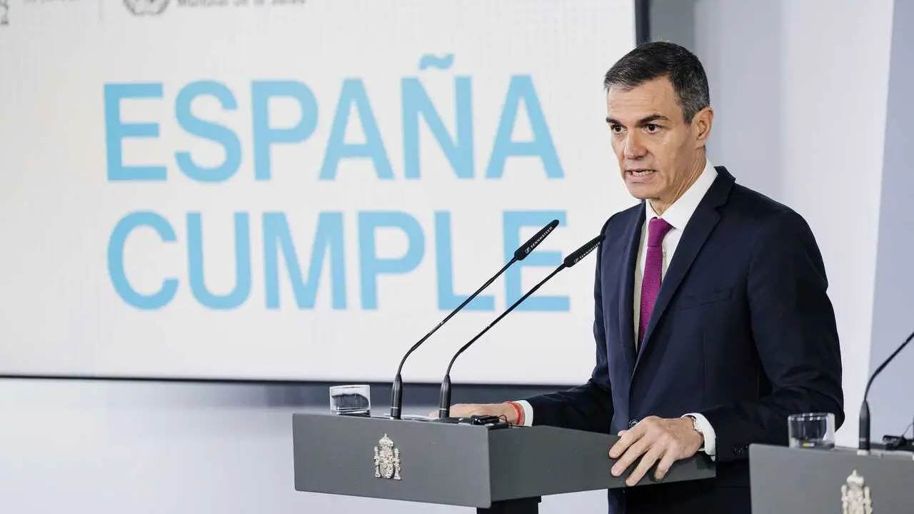 El presidente del Gobierno, Pedro S&aacute;nchez durante una rueda de prensa junto al director general de la Organizaci&oacute;n Mundial de la Salud (OMS), Tedros Adhanom, en el Palacio de la Moncloa.