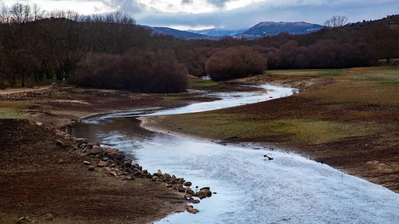 Archivo - Solsticio de invierno en el embalse de Santillana, a 21 de diciembre de 2025, en Manzanares el Real, Madrid (Espa&ntilde;a). 