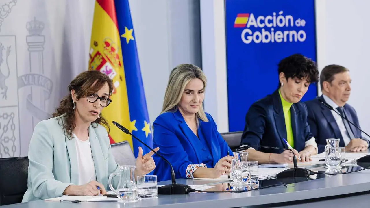 (I-D) La ministra de Sanidad, M&oacute;nica Garc&iacute;a; la ministra de Educaci&oacute;n, Formaci&oacute;n Profesional y Deportes, Milagros Tol&oacute;n, ministra de Inclusi&oacute;n, Seguridad Social y Migraciones y portavoz del Gobierno, Elma Saiz, y el ministro de Agricultura, Pesca y Alimen