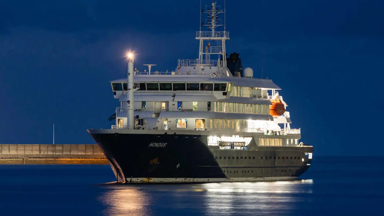 El crucero MV Hondius fondea cerca del puerto de Granadilla, a 10 de mayo de 2026, en Granadilla de Abona, Tenerife. 