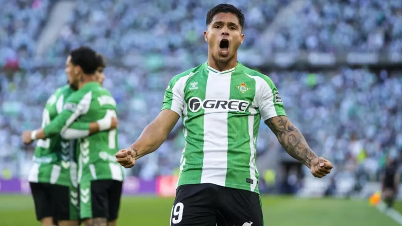 Cucho Hern&aacute;ndez celebrando el gol que clasifica al Betis a Champions