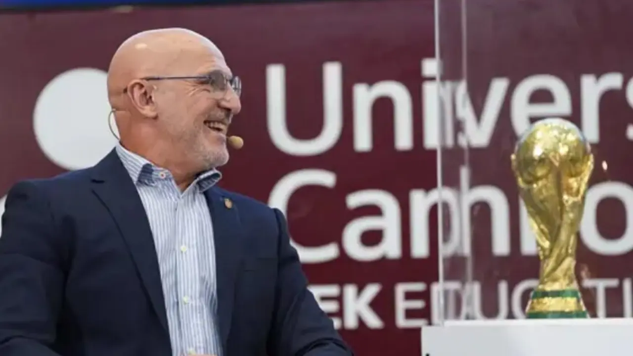 Luis de la Fuente junto a la Copa del Mundo
