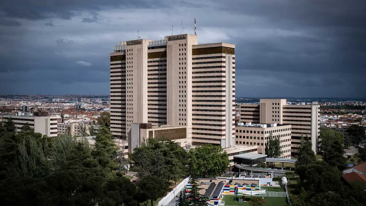 Exteriores del Hospital Central de la Defensa G&oacute;mez Ulla, a 10 de mayo de 2026, en Madrid (Espa&ntilde;a). Los 14 espa&ntilde;oles que viajaban en el crucero MV Hondius aquejado por un brote de hantavirus son trasladados al Hospital G&oacute;mez Ulla para iniciar una cuarente