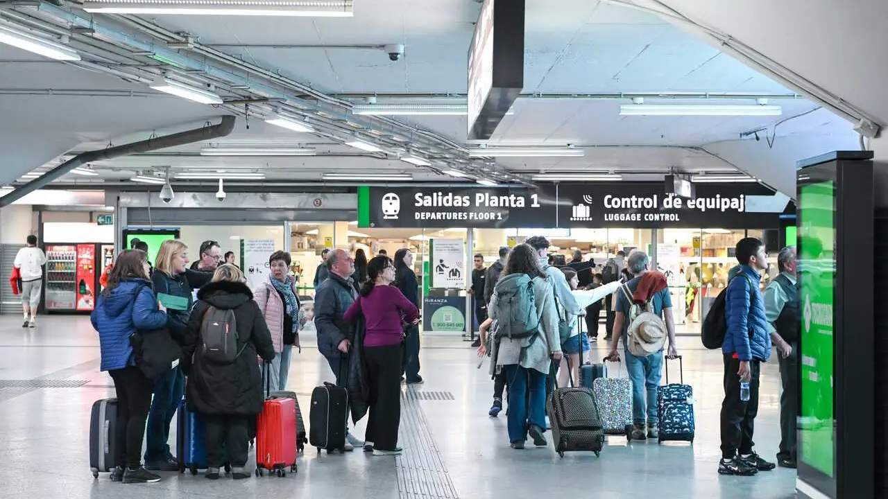 Archivo - Varios viajeros durante la segunda operaci&oacute;n salida con motivo de la Semana Santa 2026, en la estaci&oacute;n Madrid-Puerta de Atocha-Almudena Grandes, a 1 de abril de 2026, en Madrid (Espa&ntilde;a). 