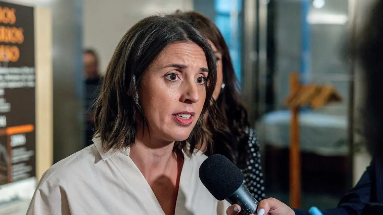 La secretaria pol&iacute;tica de Podemos y eurodiputada, Irene Montero, atiende a los medios de comunicaci&oacute;n a su llegada a la conferencia &lsquo;Beb&eacute;s robados: memoria, justicia y reparaci&oacute;n&rsquo; en el Congreso, a 7 de mayo de 2026, en Madrid (Espa&ntilde;a). 