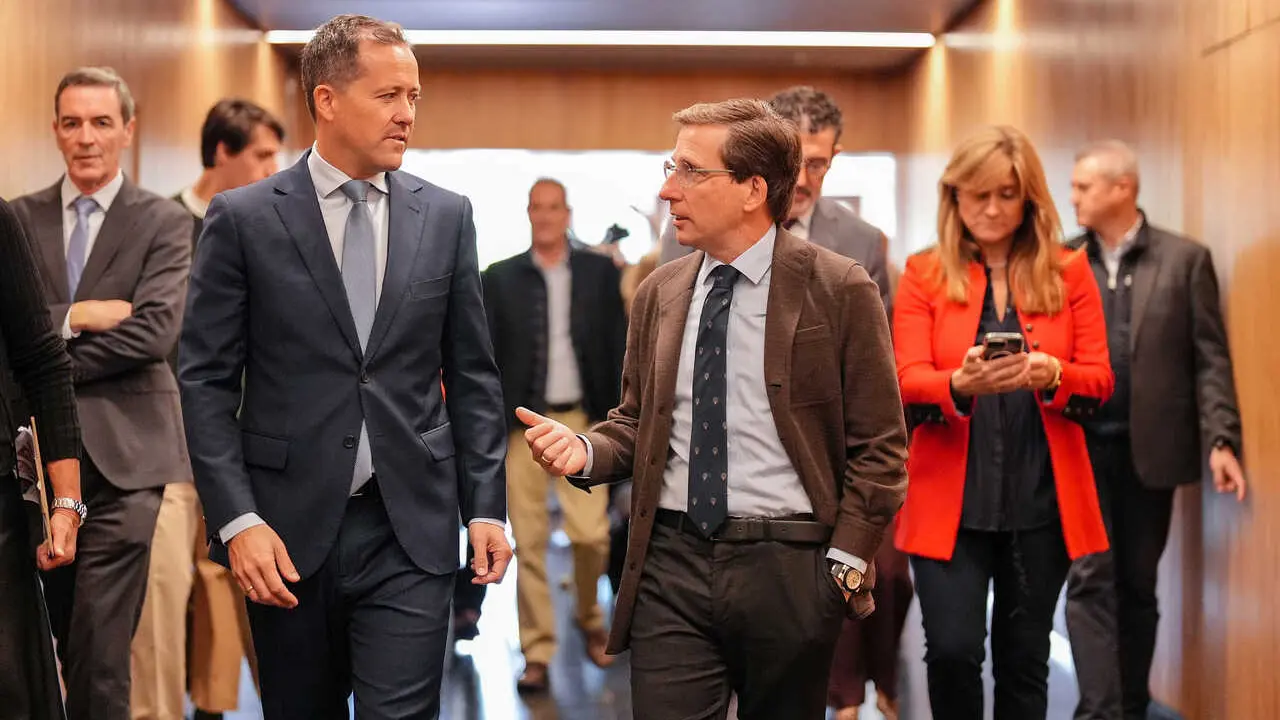 El alcalde de Toledo, Carlos Vel&aacute;zquez, y el de Madrid, Jos&eacute; Luis Mart&iacute;nez-Almeida, en el 'Foro ABC'