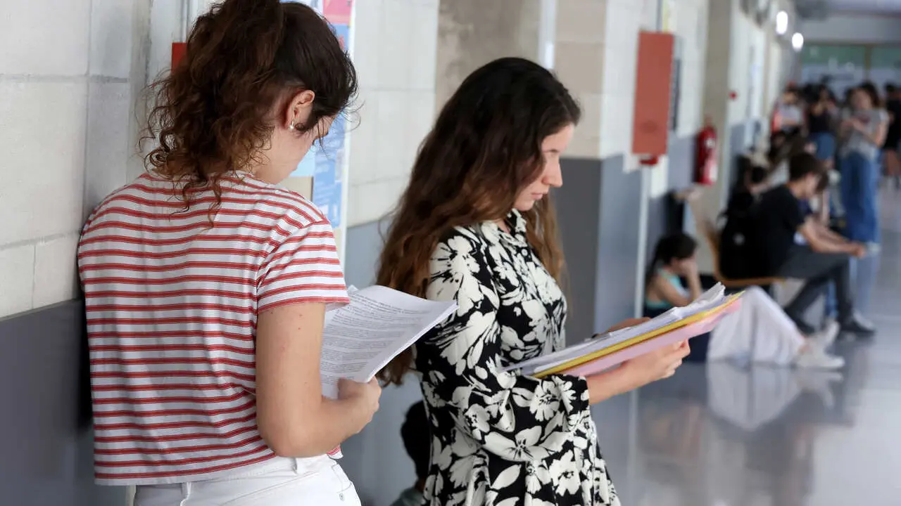 Archivo - Varios alumnos repasan antes de comenzar uno de los ex&aacute;menes de Selectividad 