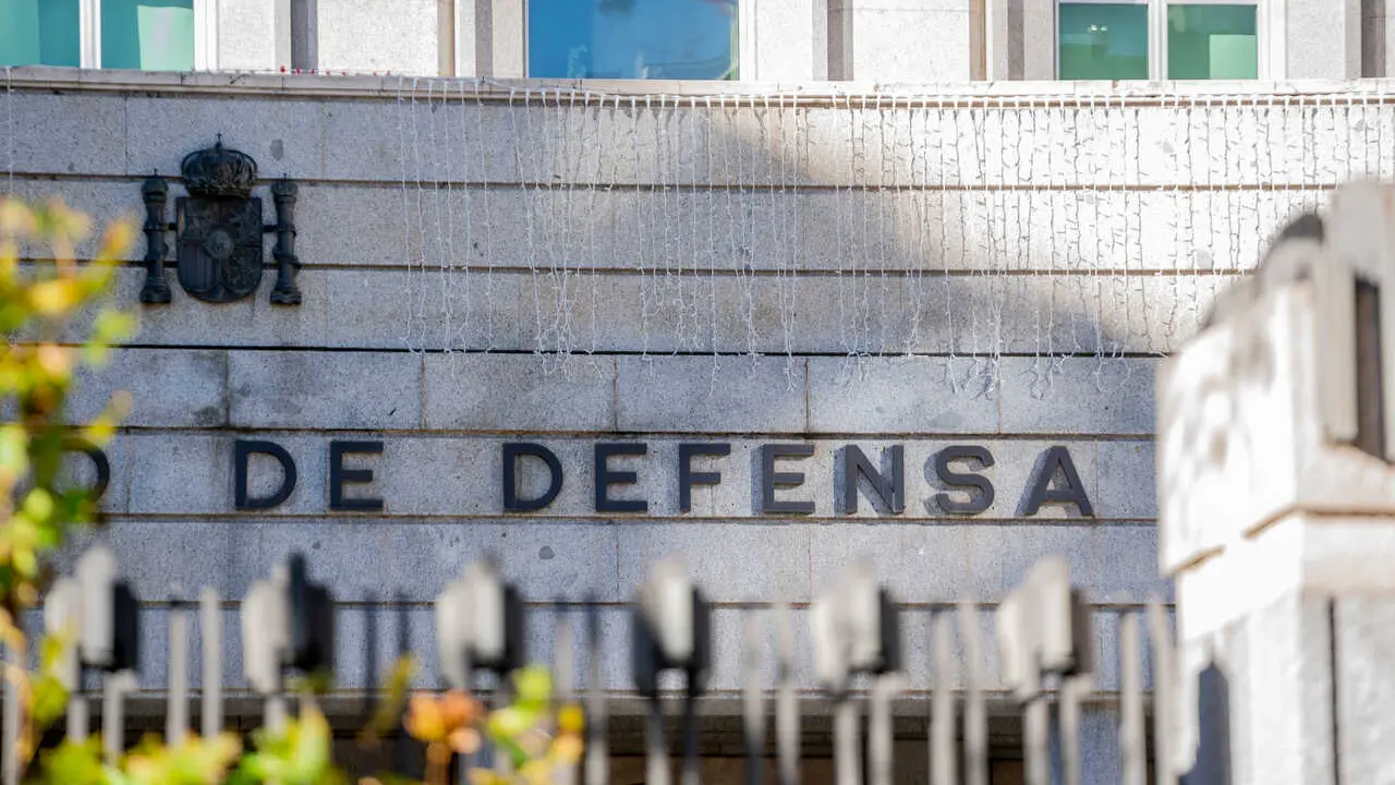 Archivo - Fachada del Ministerio de Defensa donde se ha recibido un paquete bomba, a 1 de diciembre de 2022, en Madrid (Espa&ntilde;a).
