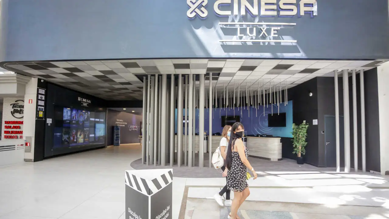 Archivo - Dos mujeres pasan al lado de la puerta del cine Cinesa LUXE Xanad&uacute;, situado en la localidad madrile&ntilde;a de Arroyomolinos, el d&iacute;a de la reapertura de sus puertas, tras el par&oacute;n provocado por el coronavirus. Cinesa LUXE Xanad&uacute; ha aplicado medidas de