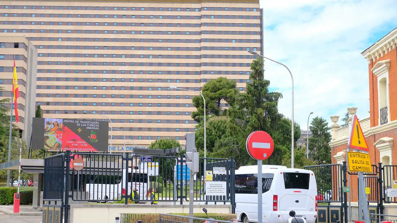 The bus transporting the 14 Spaniards from the hantavirus ship upon their arrival at the G&oacute;mez Ulla Hospital in Madrid - Le bus transportant les 14 Espagnols qui avaient &eacute;t&eacute; &eacute;vacu&eacute;s du navire touch&eacute; par le hantavirus &agrave; leur arriv&eacute;e &agrave; l'h&ocirc;pital G&oacute;mez Ulla de Madrid
