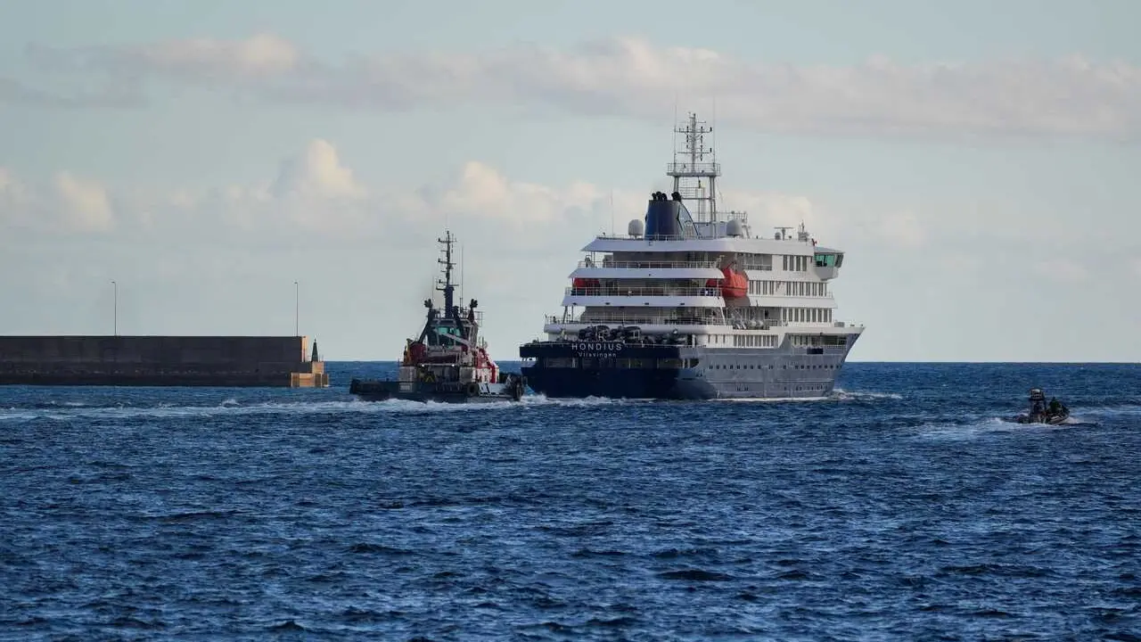 Evacuaci&oacute;n en lancha de pasajeros a bordo del crucero MV Hondius fondeado cerca del puerto de Granadilla, a 11 de mayo de 2026, en Granadilla de Abona, Tenerife, Islas Canarias (Espa&ntilde;a). 