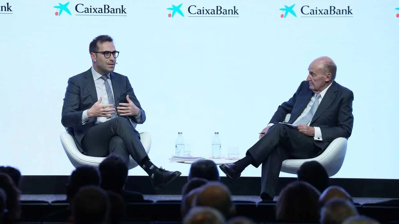 El vicepresidente primero del Gobierno y ministro de Econom&iacute;a, Carlos Cuerpo (i), y el presidente de la Societat Econ&ograve;mica Barcelonesa d'Amics del Pa&iacute;s, Miquel Roca (d) durante la conferencia &lsquo;Presente y futuro de la econom&iacute;a espa&ntilde;ola&rsquo;